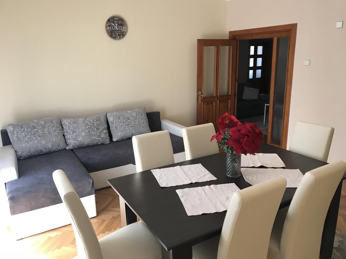 Five Apartment *